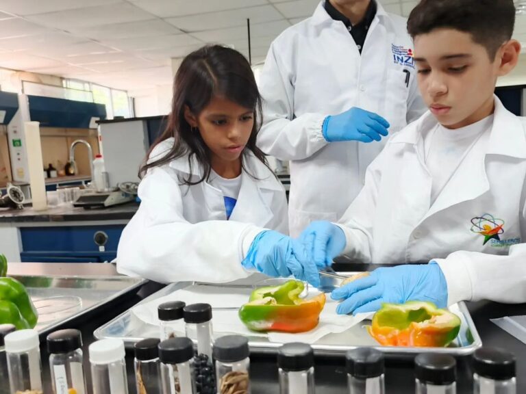 Semilleros Científicos de Zulia aprenden sobre ciencia productiva en visita a la Fundación Inzit