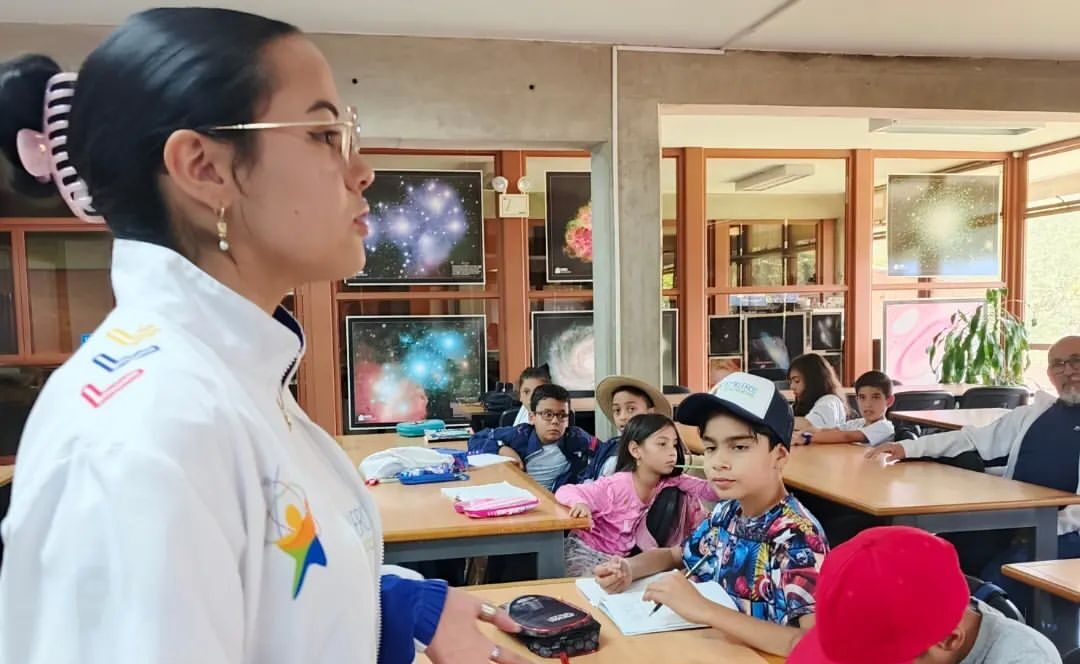 Ivanna Madriz comparte experiencia con semilleros científicos sobre participación en Olimpiadas de Astronomía