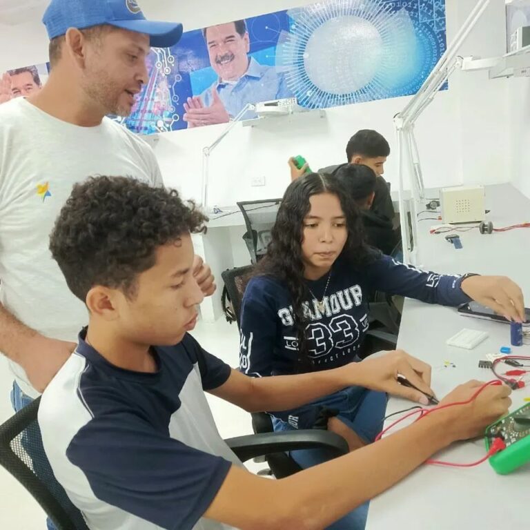 Con alegría hijos e hijas de trabajadores de Corpoelec culminan formación en robótica y programación