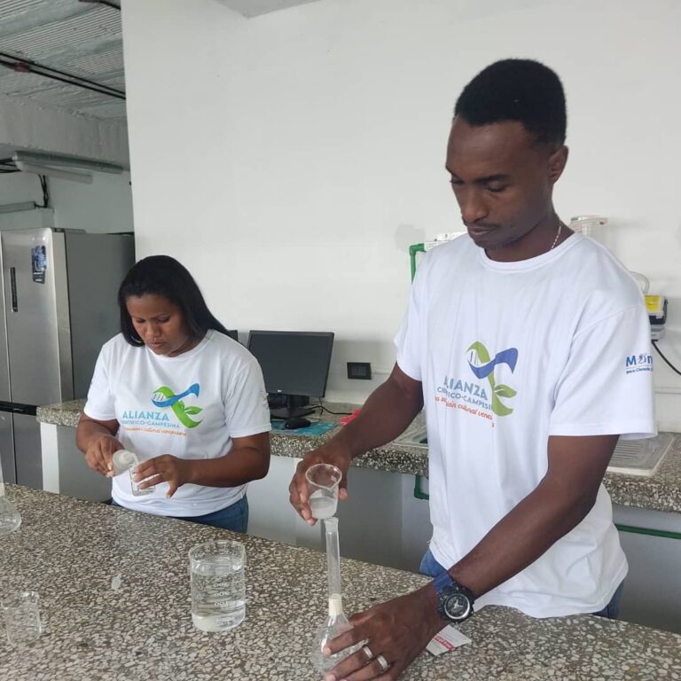Investigadores venezolanos reciben inducción para el manejo de equipos de análisis químicos