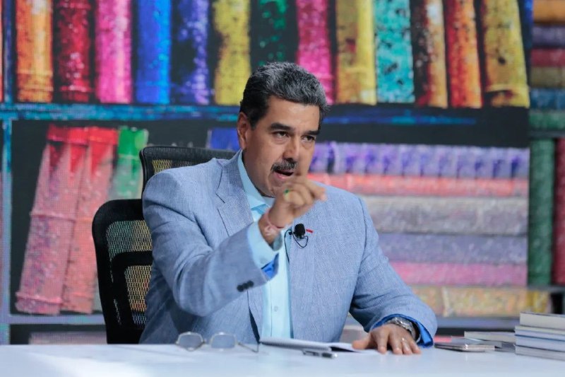 Presidente Maduro insta a establecer plan de bibliotecas básicas en escuelas y liceos