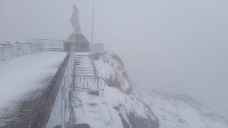 Pico Espejo en Mérida amanece vestido de blanco tras espléndida nevada