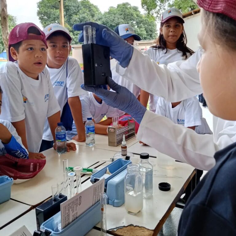 La “Química divertida” despierta curiosidad en jóvenes de Portuguesa