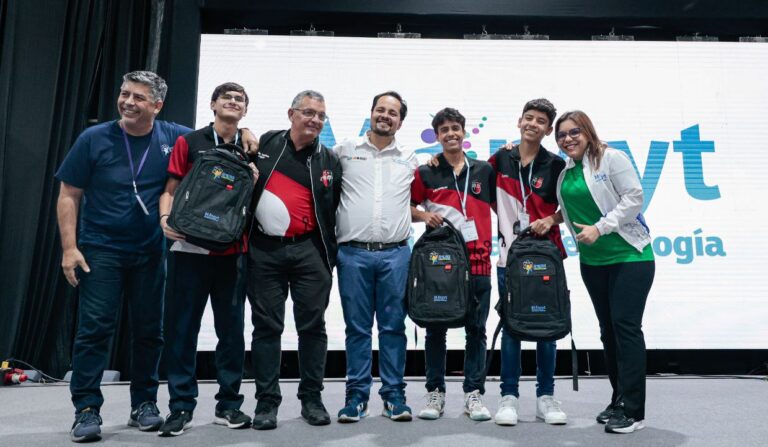 Jóvenes del Programa Nacional Semilleros Científicos presentan su robot «Lucas»