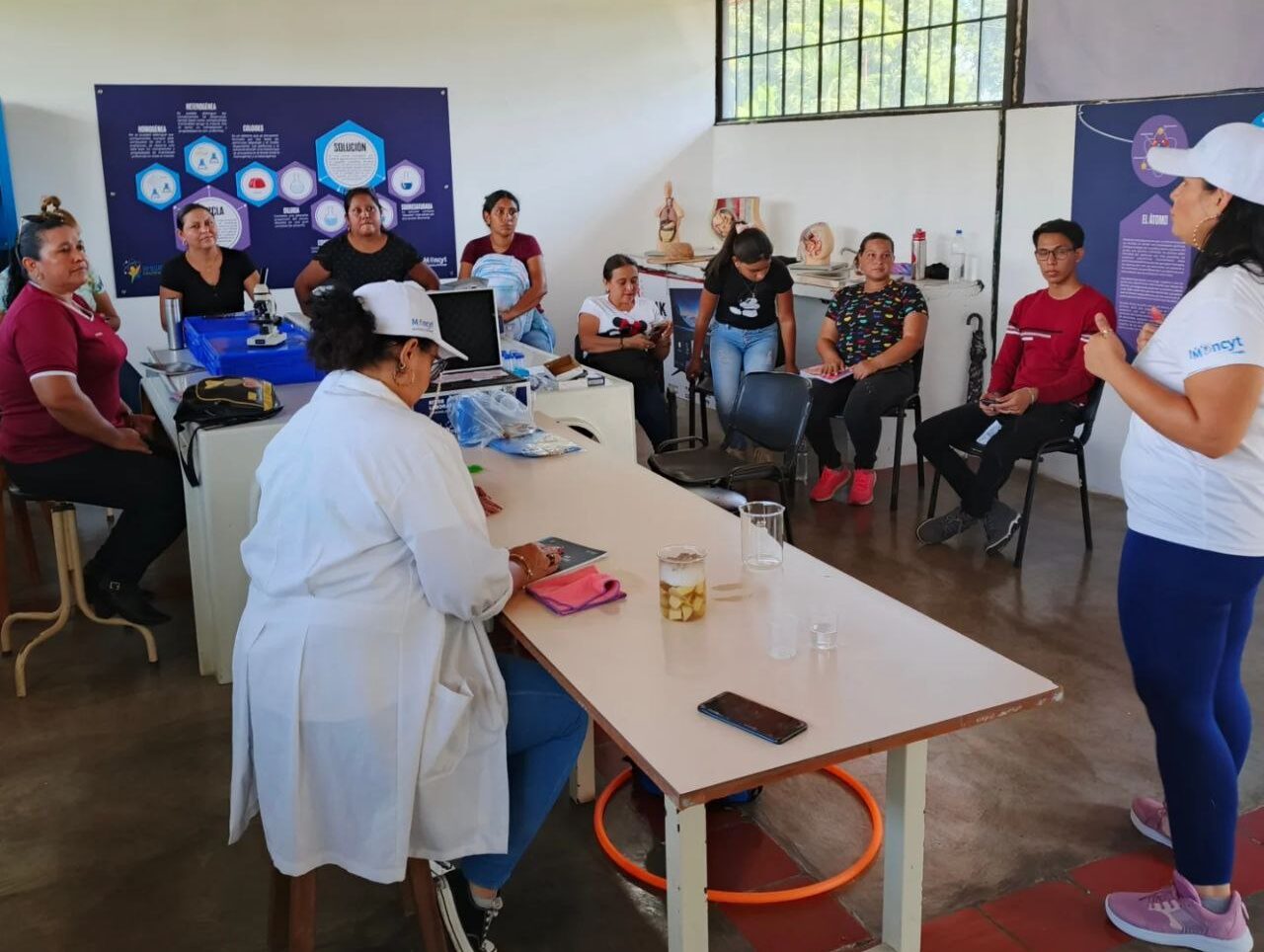 Português | Professores de ciências naturais da escola secundária “Luis Castillo Álvarez” participam do plano de formação