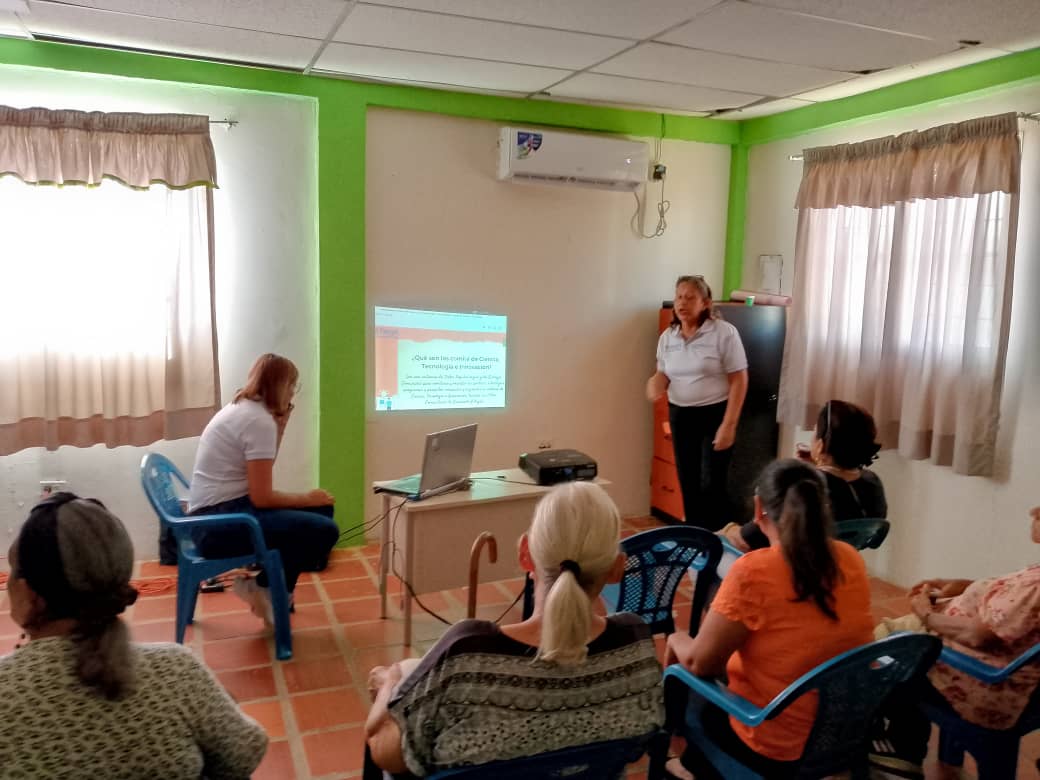 Adultos mayores se capacitan en gestión de patios productivos junto a Fundacite