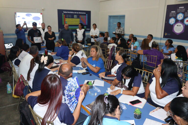 Caravana de la Química capacita a 40 docentes de aulas de ciencia en el estado Falcón