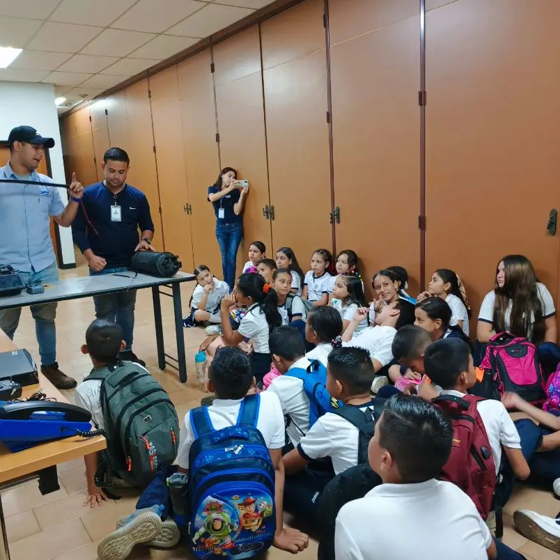 Semilleros Científicos de Trujillo exploran el mundo de las telecomunicaciones en visita a Cantv