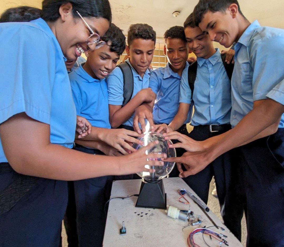 Niñas y niños de Sucre protagonizan jornada de aprendizaje científica