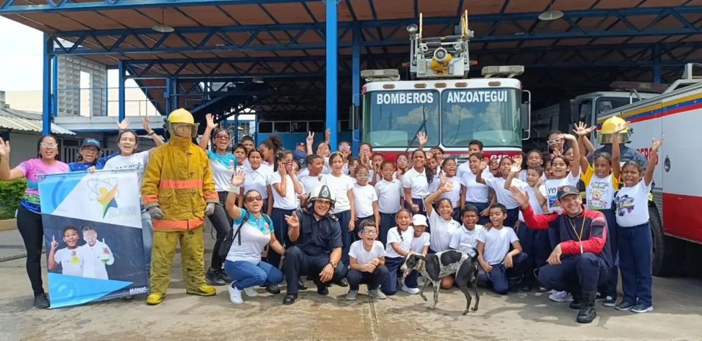 Semilleros Científicos de Anzoátegui aprenden sobre utilidad de la ciencia en labor bomberil