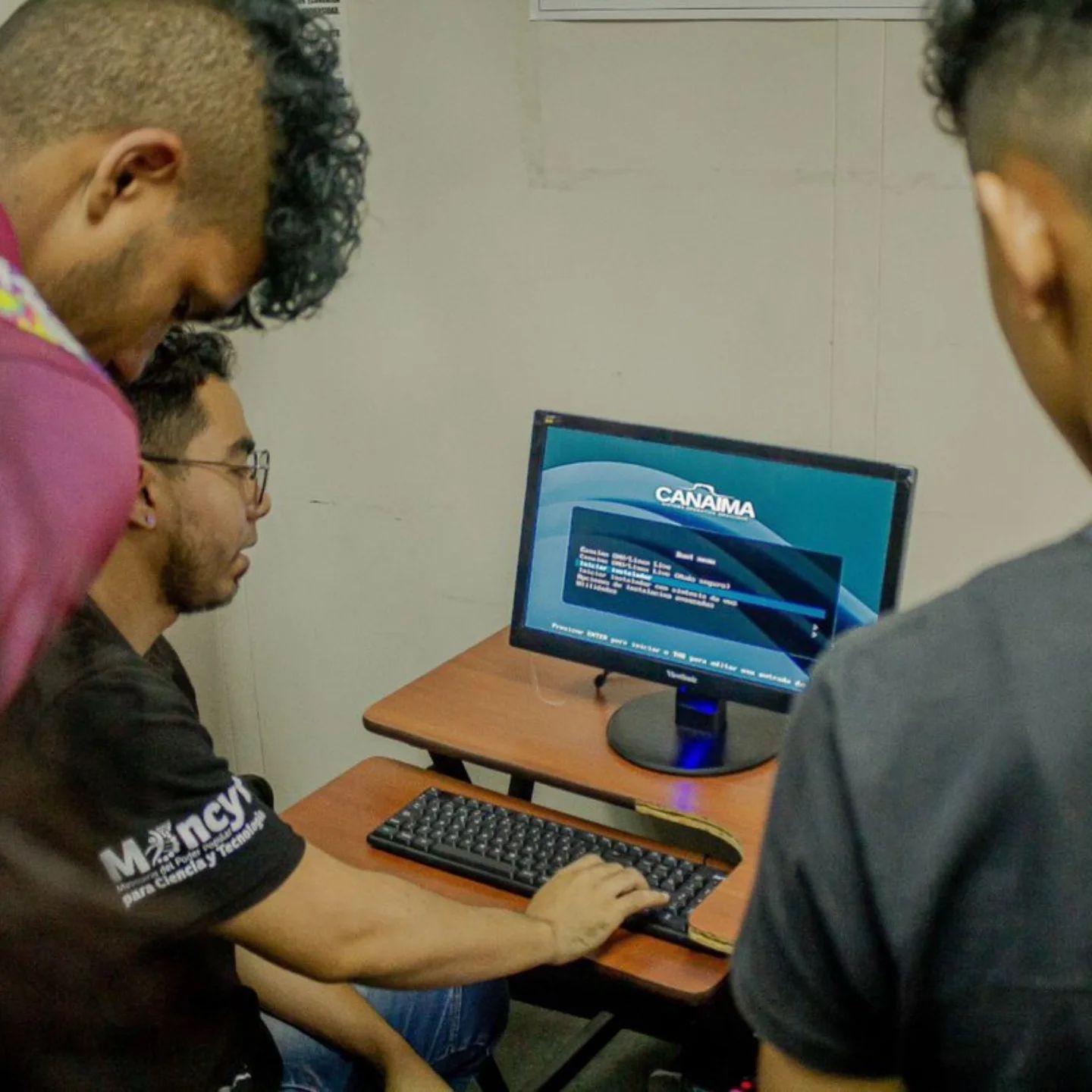 Presentan versión estable de Canaima GNU/Linux 8.0 a estudiantes de informática en la UBV