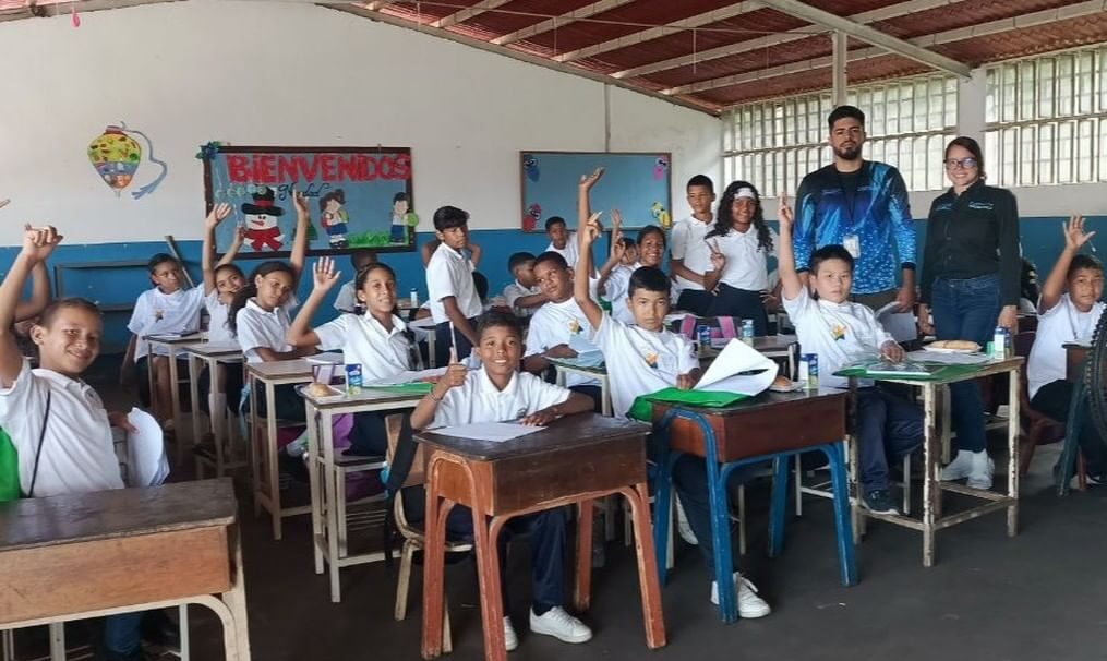 Jóvenes de Bolívar exploran el mundo de los microorganismos