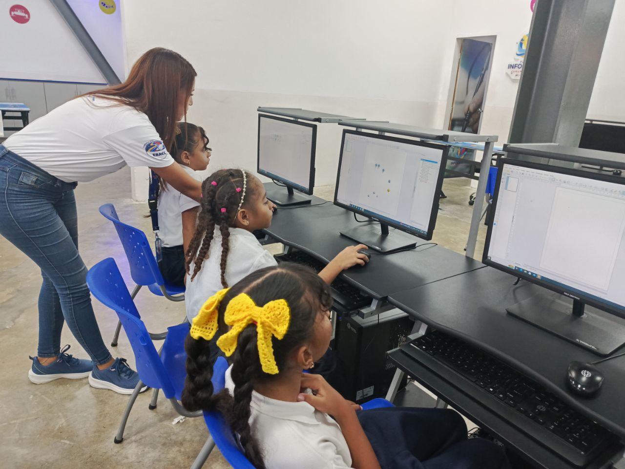 Infocentro impulsa aprendizaje tecnológico en estudiantes de La Guaira