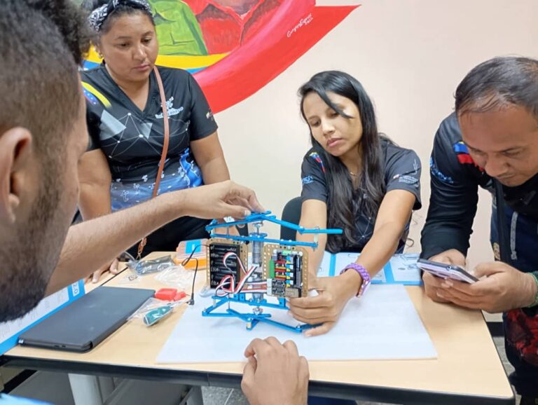 Mega Infocentro de Apure capacita a facilitadores en robótica educativa