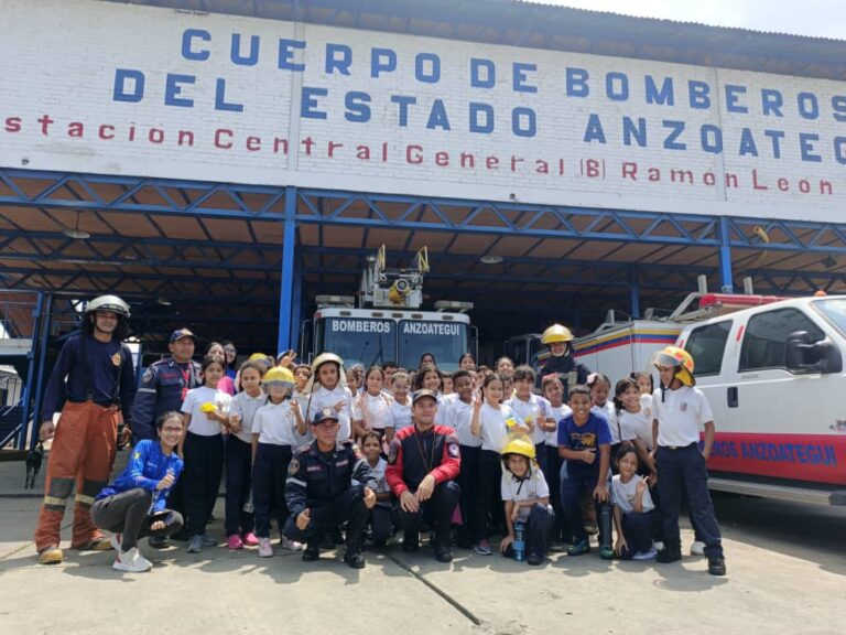 Semilleros Científicos de Anzoátegui aprenden importancia de la ciencia y la tecnología en labor de bomberos