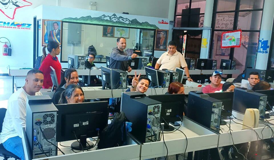 Facilitadores de Infocentro Mérida aprende a crear páginas web