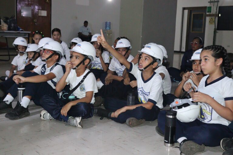 Estudiantes del Colegio Adventista Mariscal de Ayacucho visitan instalaciones de Transmisión de Cantv-Coro