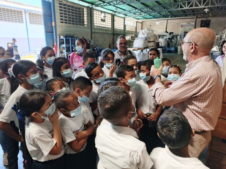 Niños aragüeños conocieron el proceso de transformación del plástico durante Ruta Científica en Indessa