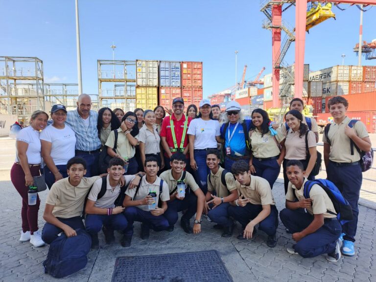 Estudiantes de La Guaira aprenden sobre funcionamiento operativo y administrativo de Bolipuertos