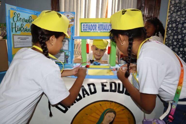 Falcón| Estudiantes exponen sus proyectos de cibernética en la Feria de Robótica Educativa