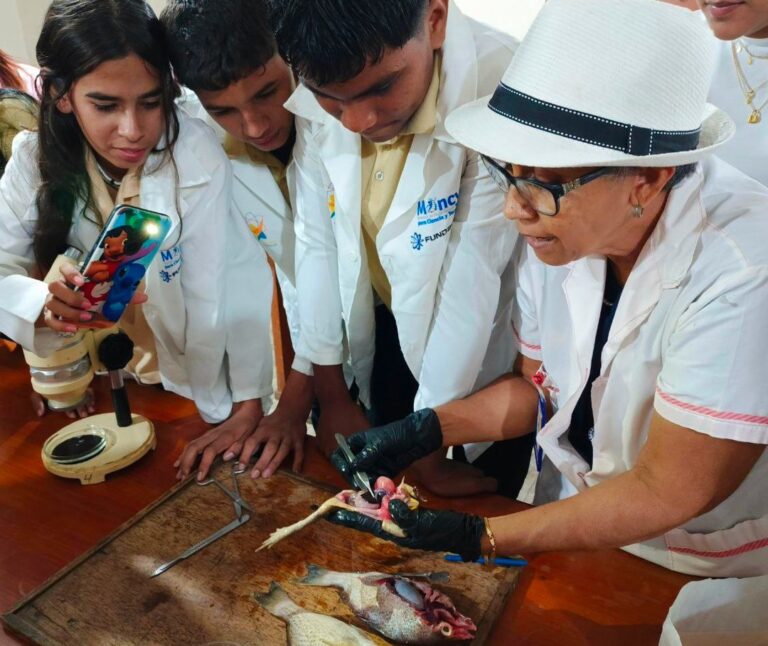 Ruta Científica Marina despierta la curiosidad por las ciencias en jóvenes del L.B. Pedro Arnal de Sucre