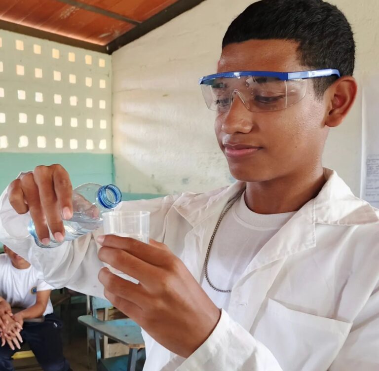 Niños y niñas de Portuguesa aprenden sobre química con el Mincyt