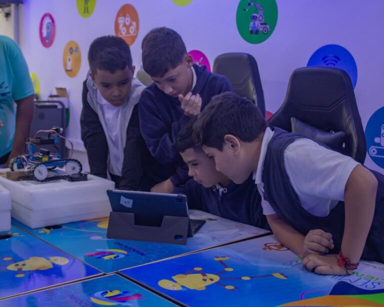 Estudiantes de Caracas exploran el mundo de la robótica y la programación