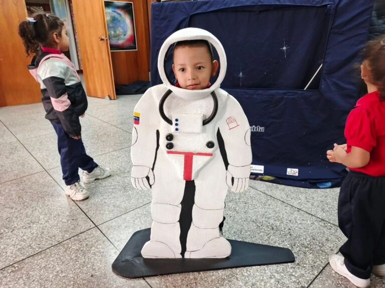 Con títeres y mucha imaginación niños y niñas merideños aprenden sobre las fases de la Luna