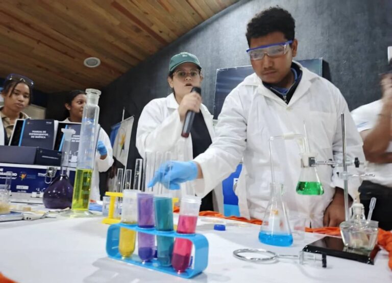 Estudiantes de Anzoátegui experimentan la química de manera divertida y didáctica