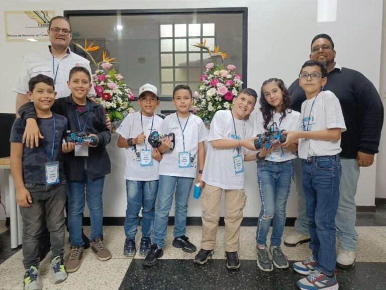 Jóvenes de Mérida demuestran habilidades en robótica en XIII Jornadas de Tecnologías Libres