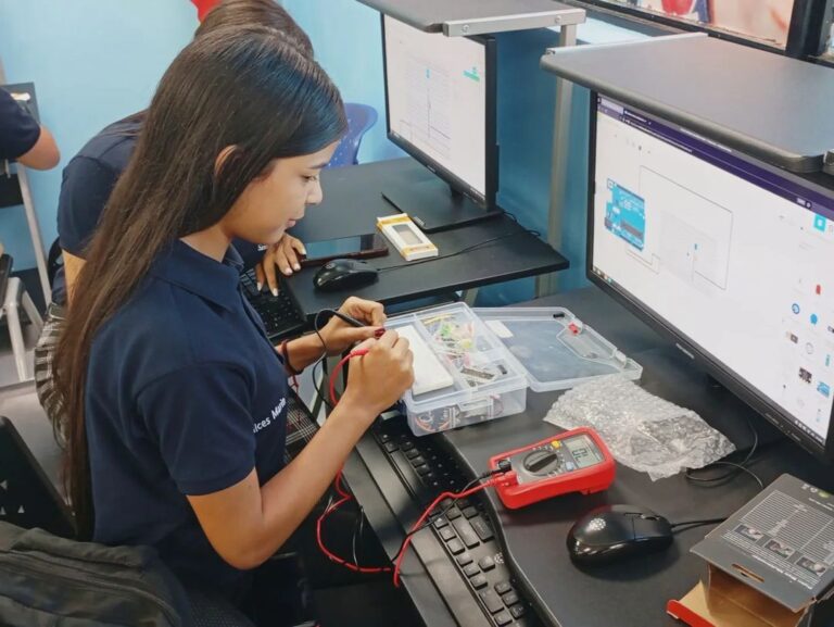 Estudiantes de ingeniería del Instituto Universitario Santiago Mariño del Zulia se capacitan en robótica