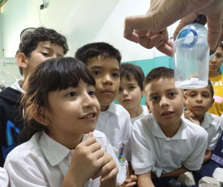 Estudiantes larenses aprenden sobre ciencia en la Sala Itinerante Dra. Anamaría Font