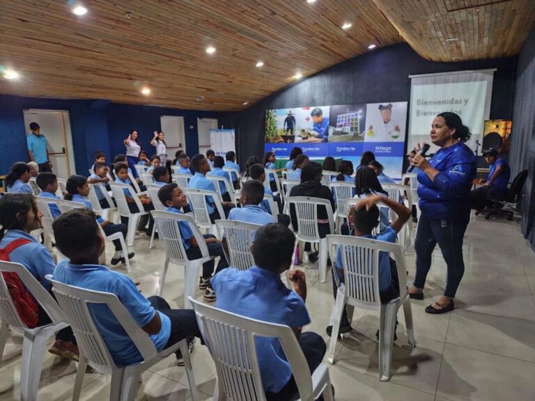 Estudiantes del Complejo Educativo Naricual aprenden sobre ciencia y tecnología de los alimentos