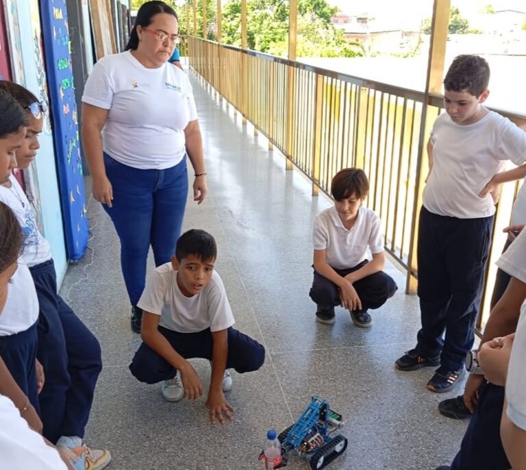 Sucre| Estudiantes de la “Escuela Federal Sucre” exploran el fascinante mundo de la robótica educativa