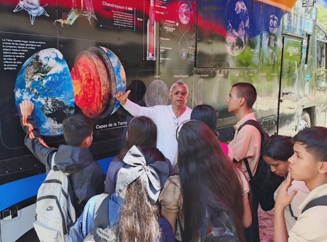 Mérida | Estudiantes y docentes del liceo “Juan Félix Sánchez” recorren el universo con el Astrobus 1