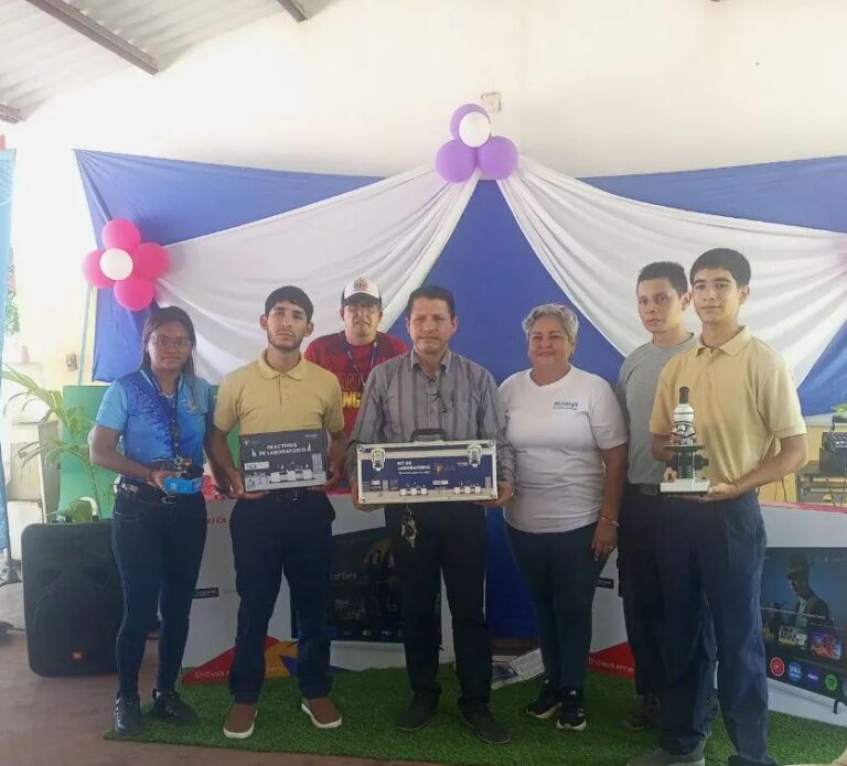 Gobierno Bolivariano entrega kits de laboratorio a instituciones educativas en Barinas