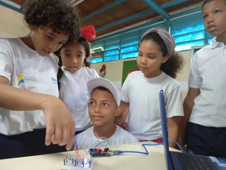 El fascinante mundo de la astronomía y la robótica llega a la E.B. “Andrés Bello” en Guárico