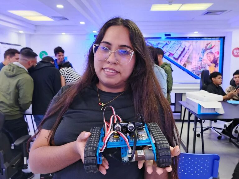 Estudiantes de Ingeniería Informática del Zulia reciben formación en robótica