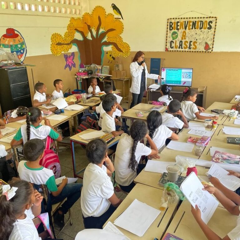 Fundacite ofrece charla educativa sobre el mundo de los microorganismos en Bolívar