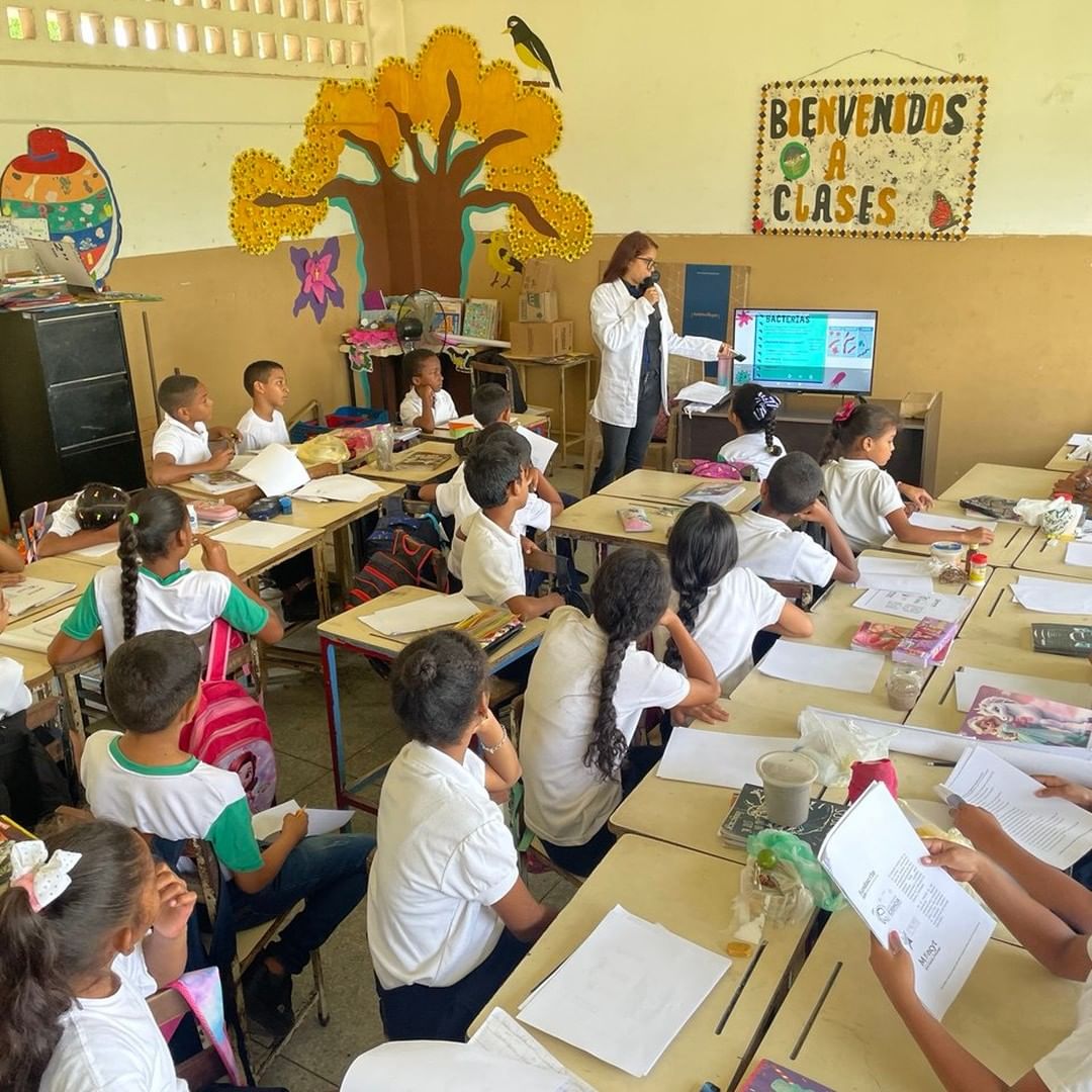 Fundacite ofrece charla educativa sobre el mundo de los microorganismos en Bolívar