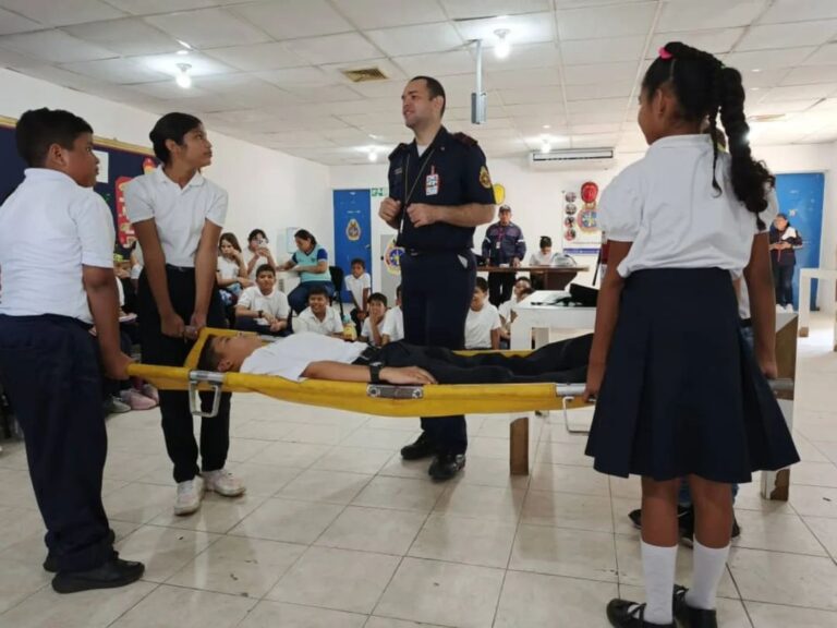 Semilleros Científicos de Anzoátegui aprenden importancia de la ciencia y la tecnología en labor de bomberos