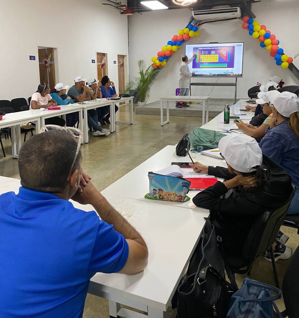 Docentes de La Guaira fortalecen conocimientos científicos con el CNTQ