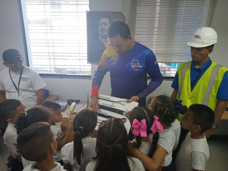 Estudiantes de la Unidad Educativa Amazonas exploraron el mundo de las telecomunicaciones