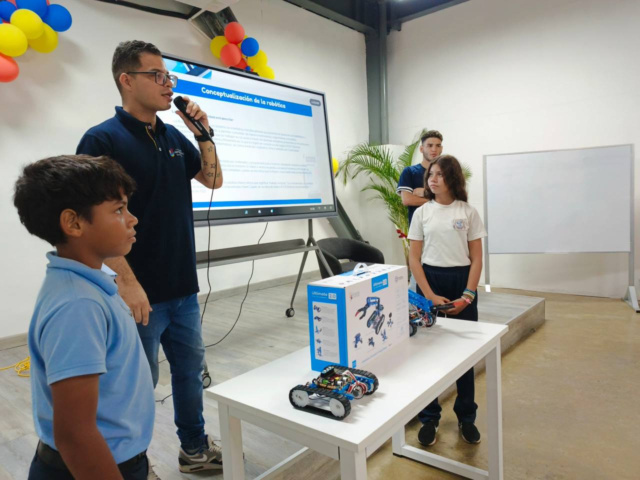 Estudiantes de La Guaira aprenden sobre robótica y programación junto a Fundacite