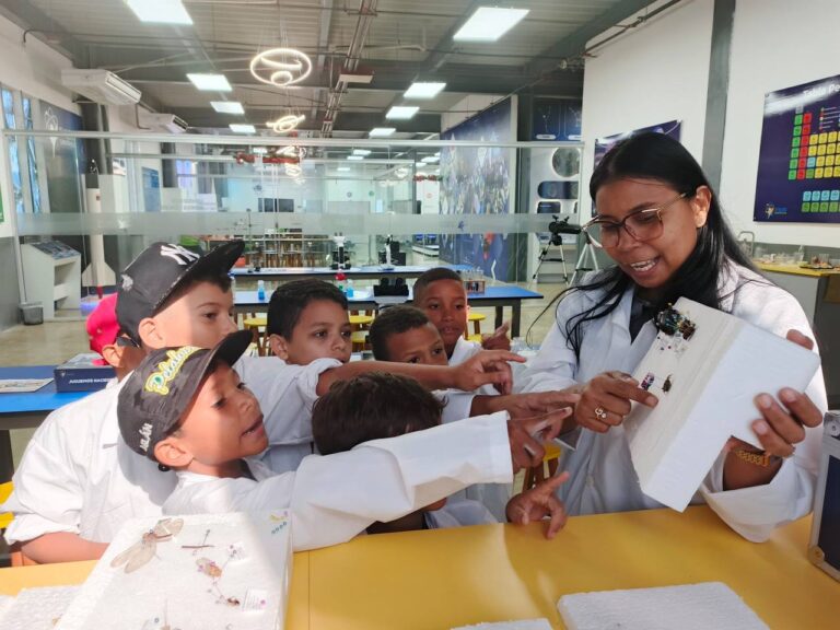 Niños de la Escuela de Béisbol «Pelahuesito» exploran el mundo científico en La Guaira