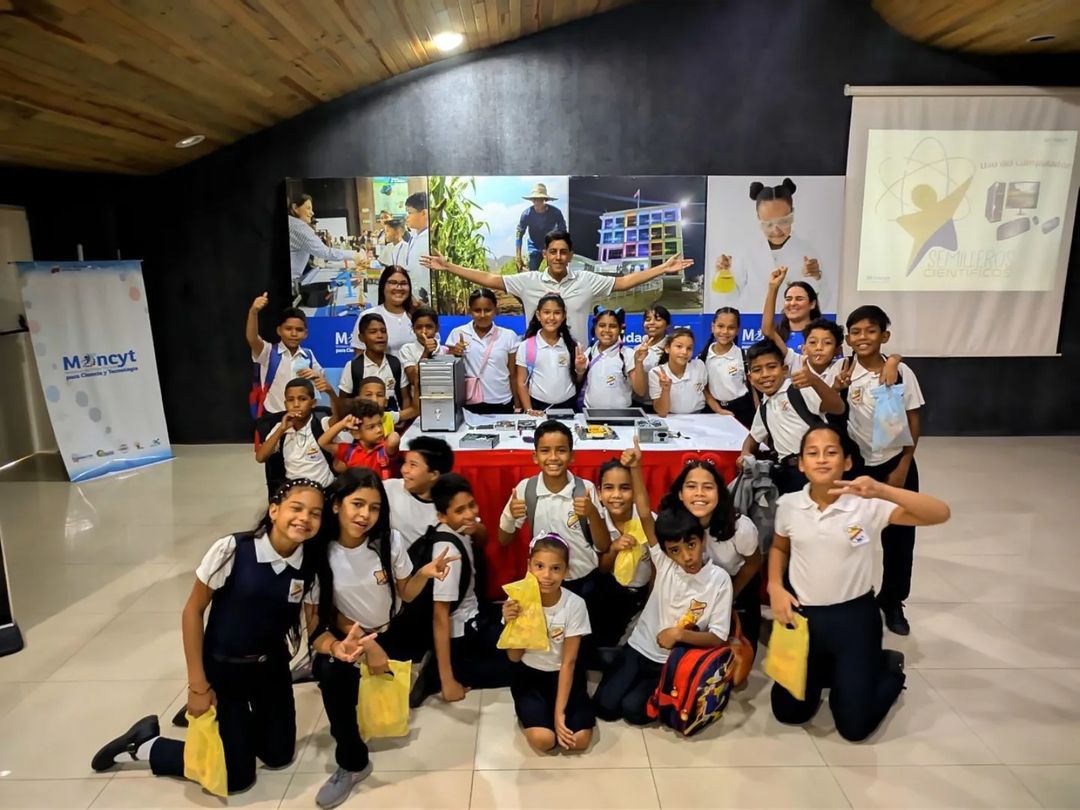 Semilleros Científicos de Anzoátegui aprenden sobre tecnología y computación