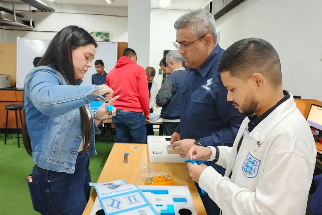 Docentes universitarios reciben formación intensiva en robótica educativa