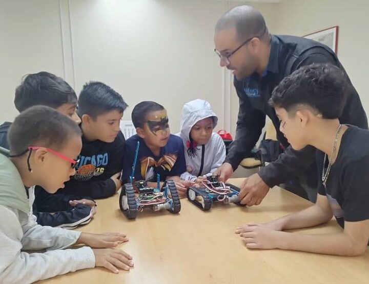 Bolívar | Niñas y niños participan en segunda jornada del I Campamento Navideño de Robótica