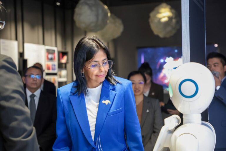 Vicepresidenta Delcy Rodríguez visita empresa China dedicada al desarrollo de software e Inteligencia Artificial