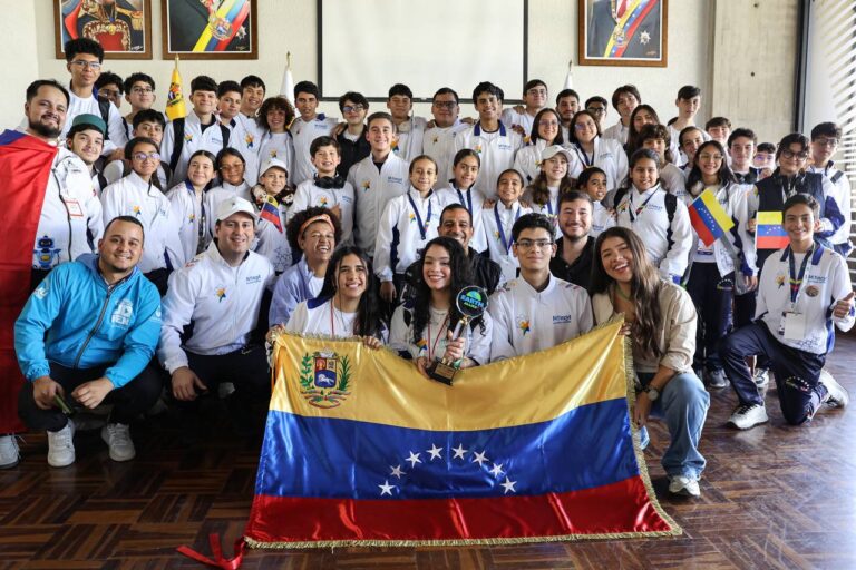 Pueblo venezolano recibe con alegría a Semilleros Científicos que participaron en la Olimpiada Mundial de Robótica Türkiye 2024